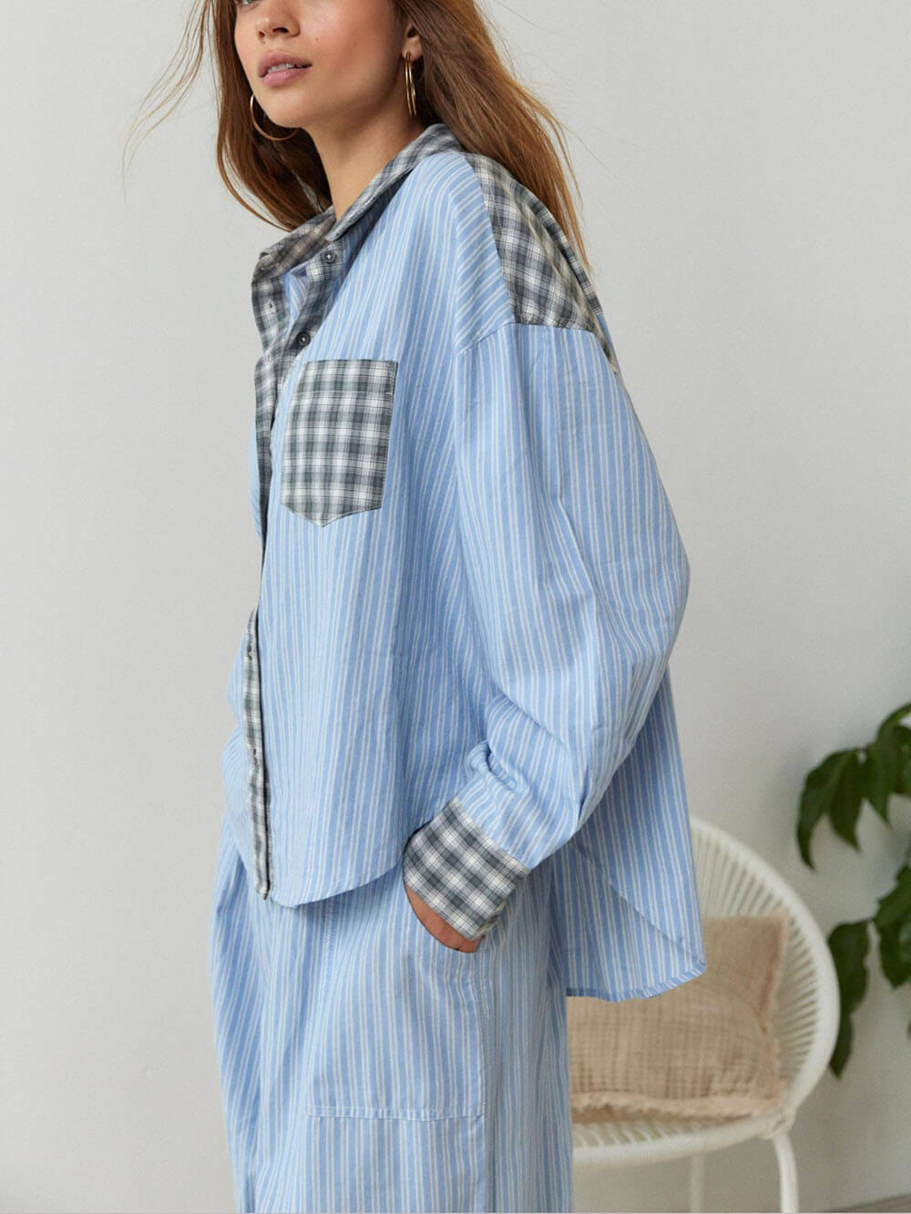 Hemelsblauwe pyjamaset met losse splitten