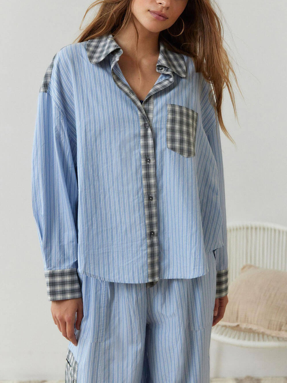 Hemelsblauwe pyjamaset met losse splitten