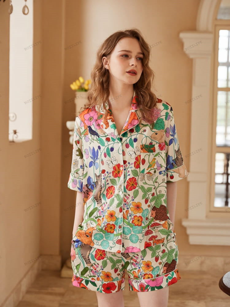 Witte korte loungewearset van ijszijde met bostuinprint