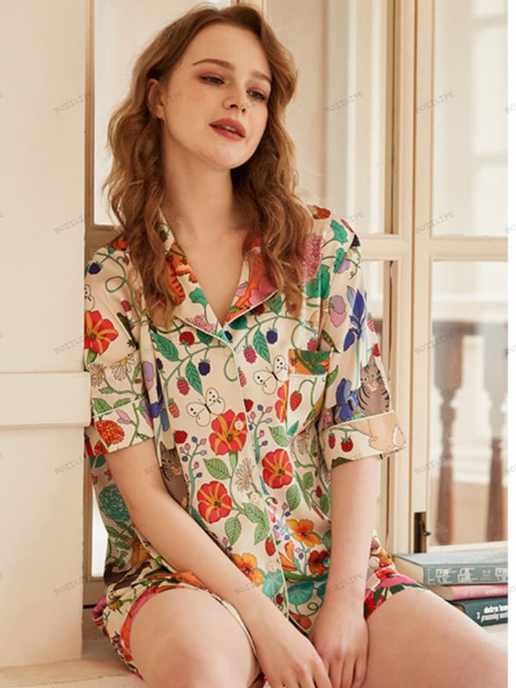 Witte korte loungewearset van ijszijde met bostuinprint