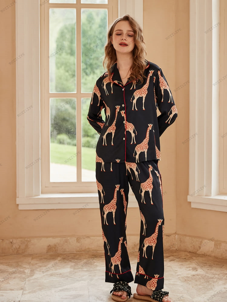 Zwarte pyjamaset met lange mouwen van ijszijde met giraffeprint