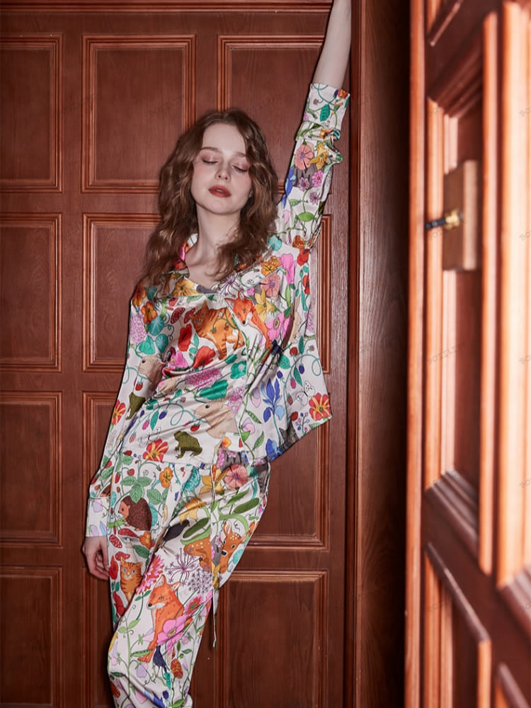 Witte loungewearset met lange mouwen van ijszijde met bostuinprint