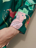 Groene zijden pyjamaset met papegaaienprint