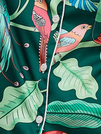 Groene zijden pyjamaset met papegaaienprint