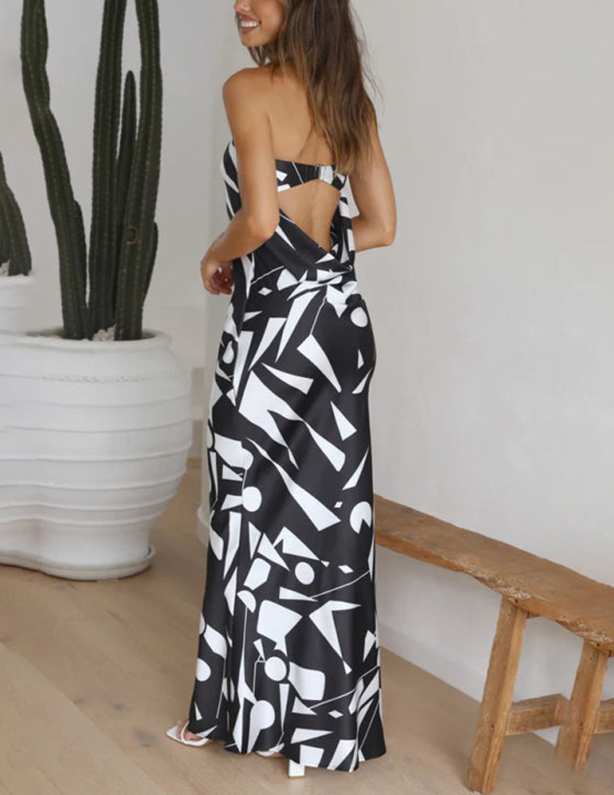 Off-shoulder maxi-jurk van satijn met geometrische print