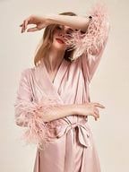 Roze veren bruidsgewaad