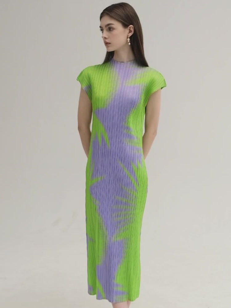 Geplooide mouwloze slim-fit jurk met coltrui