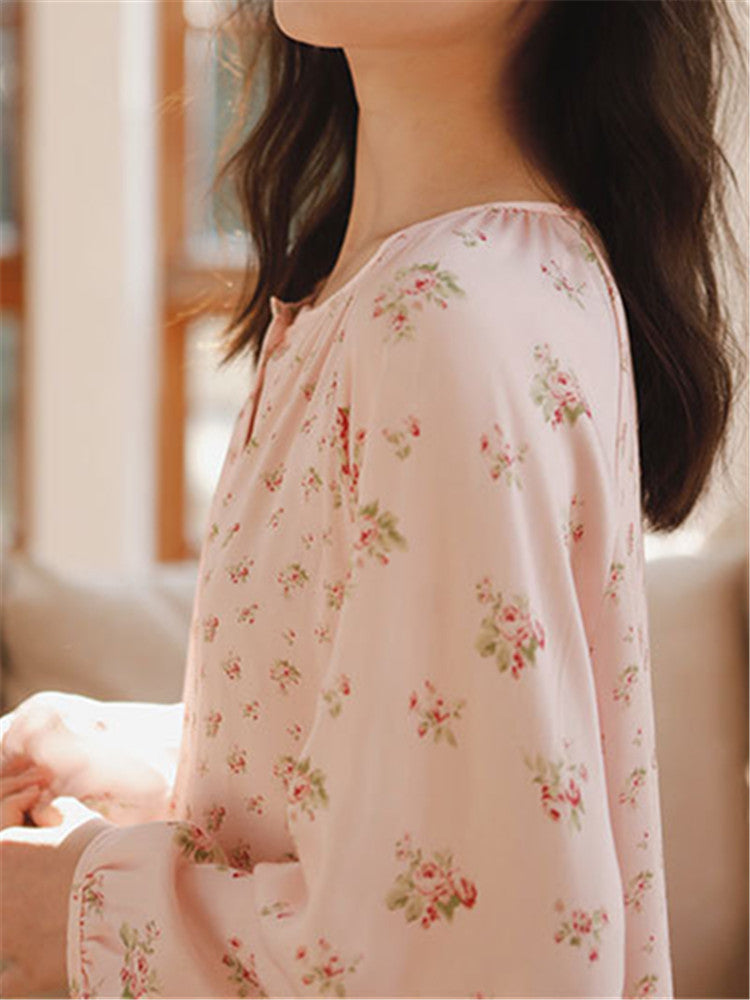 Ruimvallende nachtkleding met satijnen print